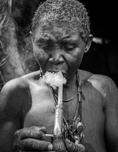Koma woman smoking a pipe. Cameroon. Alex Martín Ros.