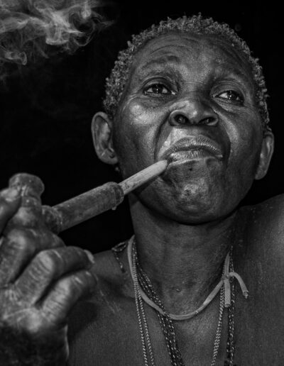 Koma woman smoking a pipe. Cameroon. Alex Martín Ros.